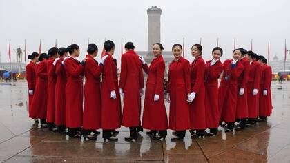 A pesar de la lluvia en la se realizan festejos y desfiles en la Plaza Tiananmen 