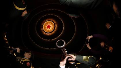 Dentro del Gran Salón del Pueblo, la banda militar toca durante la apertura del Congreso