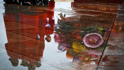 Personal de un hospital participa de la ceremonia en la Plaza Tiananmen