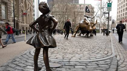 La nueva estatua de la chica frente al clásico toro de Wall Street (inaugurado en 1989)