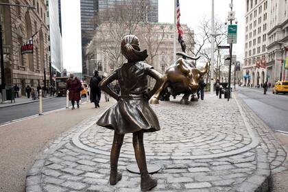 La nueva estatua simboliza en un sitio emblemático de poder masculino, los derechos de la mujer