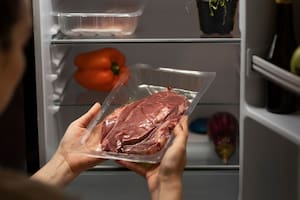 Ni microondas ni horno: el método que cambia la forma de descongelar la carne