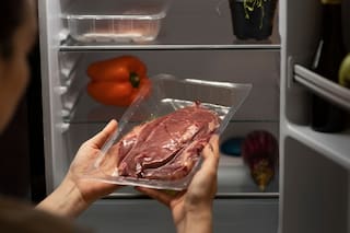 Ni microondas ni horno: el método que cambia la forma de descongelar la carne