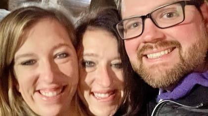 La nueva foto que se viralizó de las siamesas. Abby a la izquierda, Brittany en el centro y Josh a la derecha