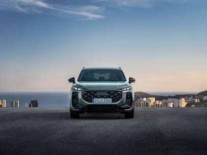 La nueva generación adopta una parrilla Singleframe de mayor tamaño y un dibujo de panel de abeja, dejando atrás las líneas rectas