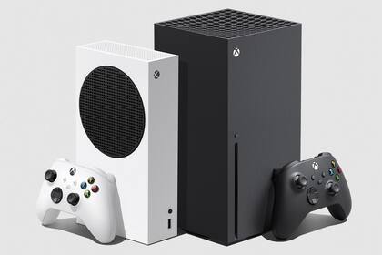 Una Xbox One X (negra) y su hermana, la Xbox One S (blanca)