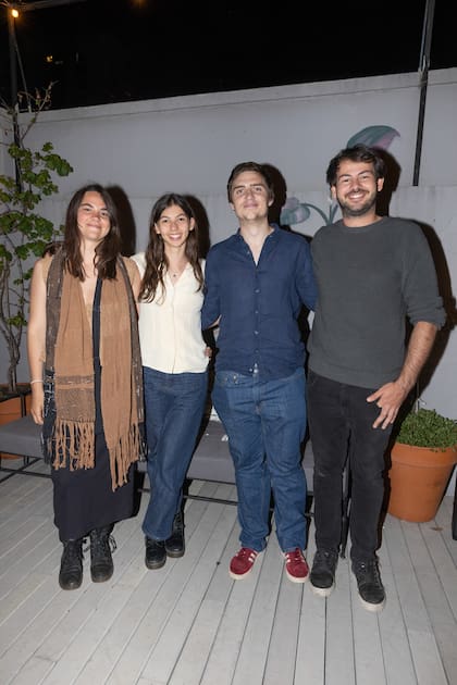 La nueva generación de la familia Braun: Sol Blumencwejg (hija de Marina Braun), Serena y Silvestre Braun (hijos de Richard Braun) y Manuel Gutiérrez Braun (hijo de Malena Braun, vestido con camisa azul)