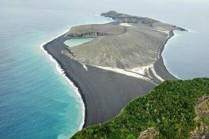 La nueva isla, en el centro de la imagen, surgió de una erupción volcánica en 2015