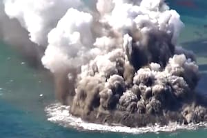 El impactante video de la nueva isla que emergió en Japón por la erupción de un volcán submarino