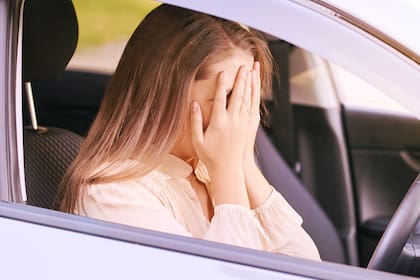 La nueva ley busca frenar el uso de autos conectados como herramientas de acoso, ya que agresores pueden rastrear ubicaciones, bloquear puertas, apagar motores o acceder a cámaras del vehículo