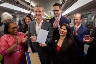 La nueva ley AB 117 firmada por Newsom que impacta en los usuarios del transporte público