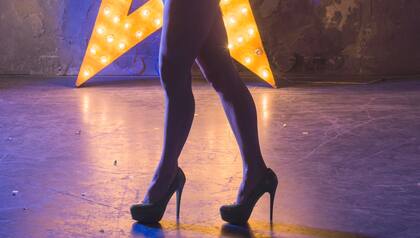 La nueva ley de Florida establece que quien emplea o permite que una persona menor de 21 años actúe o trabaje desnuda comete un delito grave de segundo grado