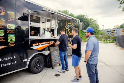 La nueva ley de Texas obligará a migrantes que operen un food truck a obtener una licencia estatal