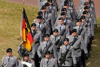 La nueva ley del servicio militar exige que todos los hombres menores de 45 años soliciten autorización a la Bundeswehr para ausentarse del país por más de tres meses