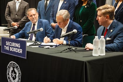 La nueva ley exige que todas las cárceles texanas establezcan convenios con ICE para verificar estatus migratorio e iniciar deportaciones