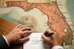 La ley impulsada por DeSantis en Florida que impactará en la seguridad de millones de estudiantes
