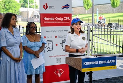 La nueva ley (S.5539A/A.785A) exige que cada escuela desarrolle un Plan de Respuesta a Emergencias Cardíacas (CERP) que incluye capacitación en RCP, mantenimiento de DEAs accesibles y coordinación con servicios médicos