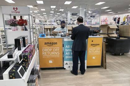 La nueva medida de Amazon y Walmart elimina la necesidad de envolver, etiquetar y llevar al correo un producto para ser devuelto (Ted Shaffrey/AP)