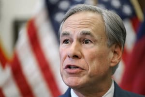La nueva medida de Greg Abbott para afrontar las consecuencias de las inundaciones en Texas