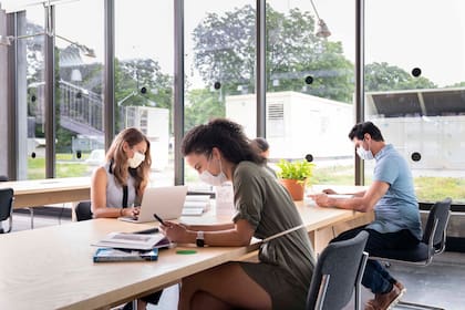 Si se busca un crecimiento profesional a largo plazo, hay que evaluar la posibilidad de volver a la oficina.