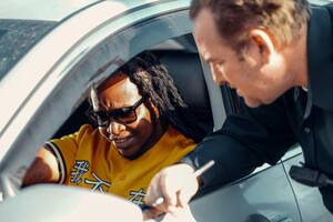 La nueva normativa de tránsito de Illinois que pone en jaque a los conductores que utilizan el celular mientras manejan