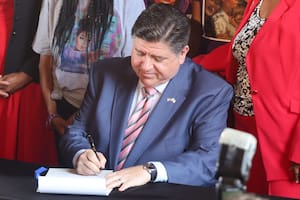 Pritzker firma una nueva ley en Illinois que protege a los consumidores del aumento en los seguros