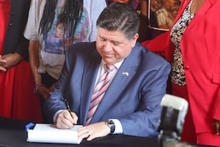 Pritzker firma una nueva ley en Illinois que protege a los consumidores del aumento en los seguros