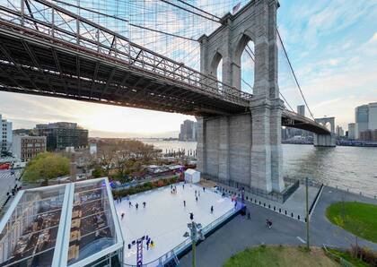 La nueva pista debajo del icónico puente de Brooklyn desde donde además de patinar, se puede apreciar la espectacular vista de Manhattan