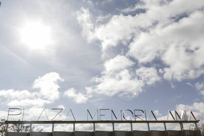 La nueva plaza Memorial AMIA está ubicada entre Ciudad Universitaria y el Parque de la Memoria,