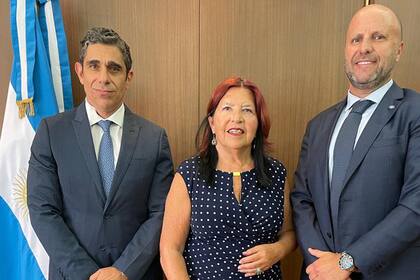 La nueva presidenta de la Cámara Federal de Casación Ana María Figueroa, el vicepresidente primero Mariano Borinsky (derecha) y el vicepresidente segundo Daniel Petrone