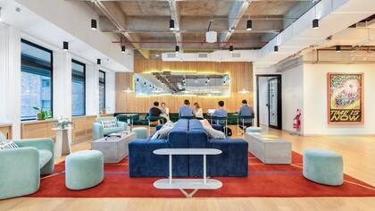 La nueva propuesta de WeWork es la combinación entre un escritorio fijo, salas de reuniones, un espacio para presentación u otro específico para videollamadas.