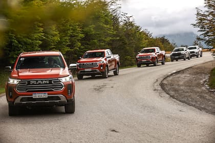 La Nueva Ram Dakota incorpora 6 airbags, control de estabilidad, frenos ABS con EBD y un avanzado paquete de asistencias —frenado autónomo, mantenimiento de carril, control crucero adaptativo y punto ciego—, con alerta de tráfico cruzado en Laramie, ofreciendo un manejo seguro y preciso en todo terreno.