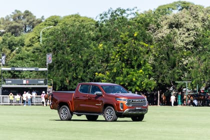 La nueva RAM Dakota, protagonista en cancha frente a miles de espectadores en Palermo.
