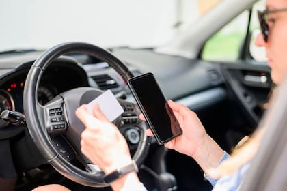La nueva regla en Oklahoma impone multas de US$100 por conducir con el celular en zonas escolares o de trabajo
