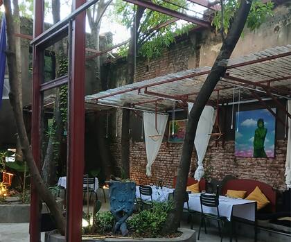 La nueva sede de Il Ballo del Mattone, diseñada por el arquitecto Alberto Rebecchi, fue pensada como una instalación habitable en diálogo con la naturaleza y el paso del tiempo.