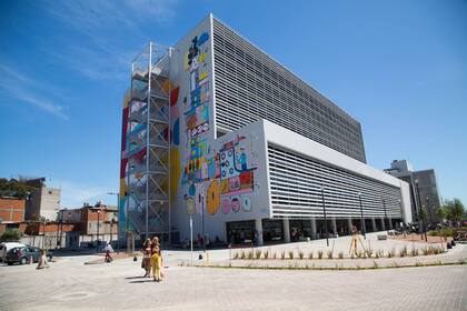 La nueva sede del Ministerio de Educación se destaca en la calle Perette; allí trabajan 2150 personas que antes lo hacían en diferentes edificios fuera de la villa 31