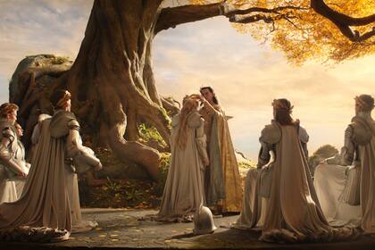 La nueva seria, Los anillos del poder, recorre los acontecimiento sucedidos en el libro El Silmarillion de Tolkien