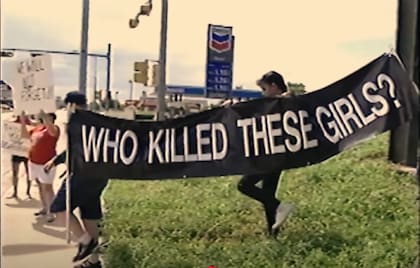 La nueva serie de HBO también explora el alcance mediático de los asesinatos de la tienda de yogur (Web/HBO)