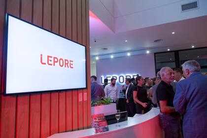 La nueva sucursal cuenta con ambientes “openspace” con varios puestos de trabajos para coworking, salas de reuniones, puestos de atención, oficinas privadas y espacios de coffee break