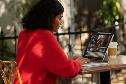 La nueva tableta iPad Pro busca posicionarse como una de las principales herramientas para la producción de piezas creativas, aunque por el momento no puede reemplazar de forma completa las prestaciones de una computadora portátil o de escritorio