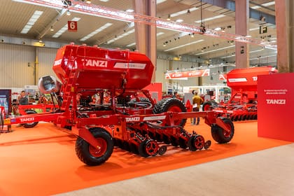 La nueva TIGON Gen 2 cuenta con cuatro dosificadores electrónicos independientes Tanzi Intelliflow por producto, lo que permite realizar corte seccional automático en cuatro sectores. Cuenta con una tolva de 6000 Lts y dos compartimentos (60%-40%), permite tecnología ISOBUS, y se comercializa en versiones de 3 a 9 metros de ancho de trabajo.