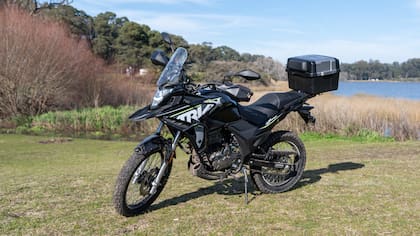 La nueva Triax 250 Adventure equipa un motor monocilíndrico OHC de 250cc otorgando 19 HP a 7500 rpm