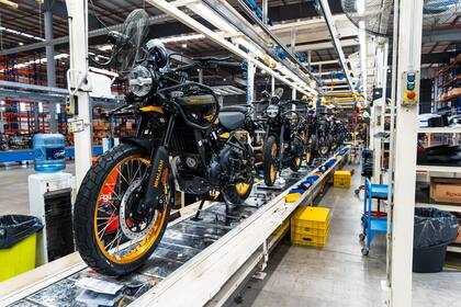 La nueva versión del modelo Himalayan de Royal Enfield en su cadena de producción en la fábrica del grupo SIMPA en Pilar