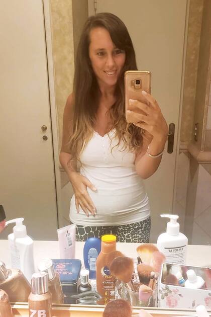La nutricionista retrata el crecimiento de su panza en
su cuenta de Instagram (en la foto, embarazada de cuatro meses), donde también comparte las alegrías y dificultades que debió transitar durante el proceso. “No hay día que no me despierte agradeciendo el marido que me tocó y este embarazo que por fin llegó, y que esta vez lo pude sostener”, reveló