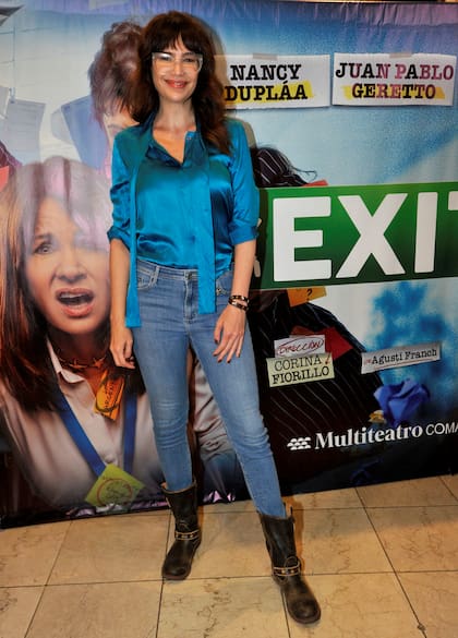 La nutricionista Romina Pereyro, con una camisa turquesa, jeans y botas, también es muy amiga de Dupláa 