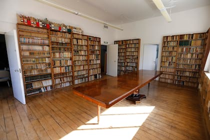 La nutrida biblioteca de la propiedad donde hoy funciona la sede del Fondo Nacional de las Artes