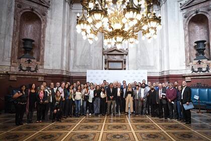 La nutrida delegación sindical que hoy se hizo presente en el Senado