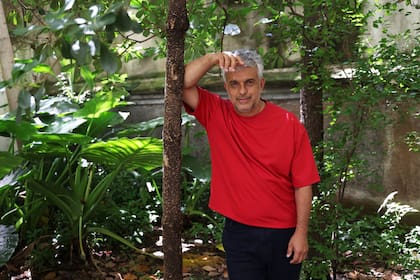 La nutrida vegetación de los jardines del edificio donde vive le recuerda la naturaleza desbordante de Río Cuarto, su ciudad natal