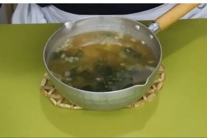 La nutritiva y sabrosa sopa de miso, un plato que no puede faltar entre las diez recetas japonesas que todos quieren aprender.