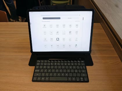 La Nxtpaper 14 en modo de tinta electrónica; toda la interfaz de Android se pone monocromática y baja el brillo de la pantalla